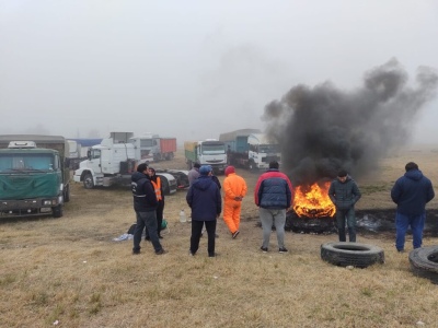 Pigüé: Camioneros protestan por la falta de gasoil y el alto costo del combustible