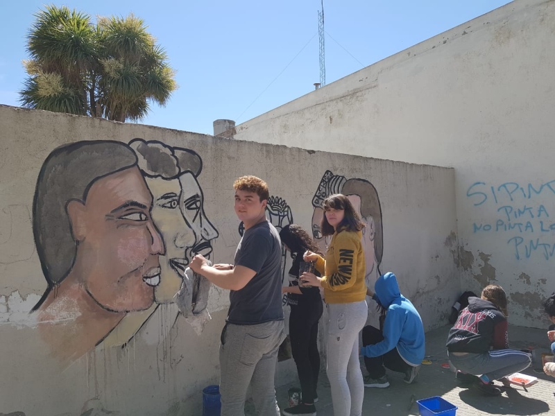 Alumnos de 6° año de la E.E.S N° 5 elaboran un mural