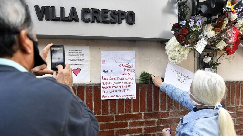 Toque de sirena: Bomberos de Puan y la zona homenajearon a sus compañeros fallecidos en Villa Crespo