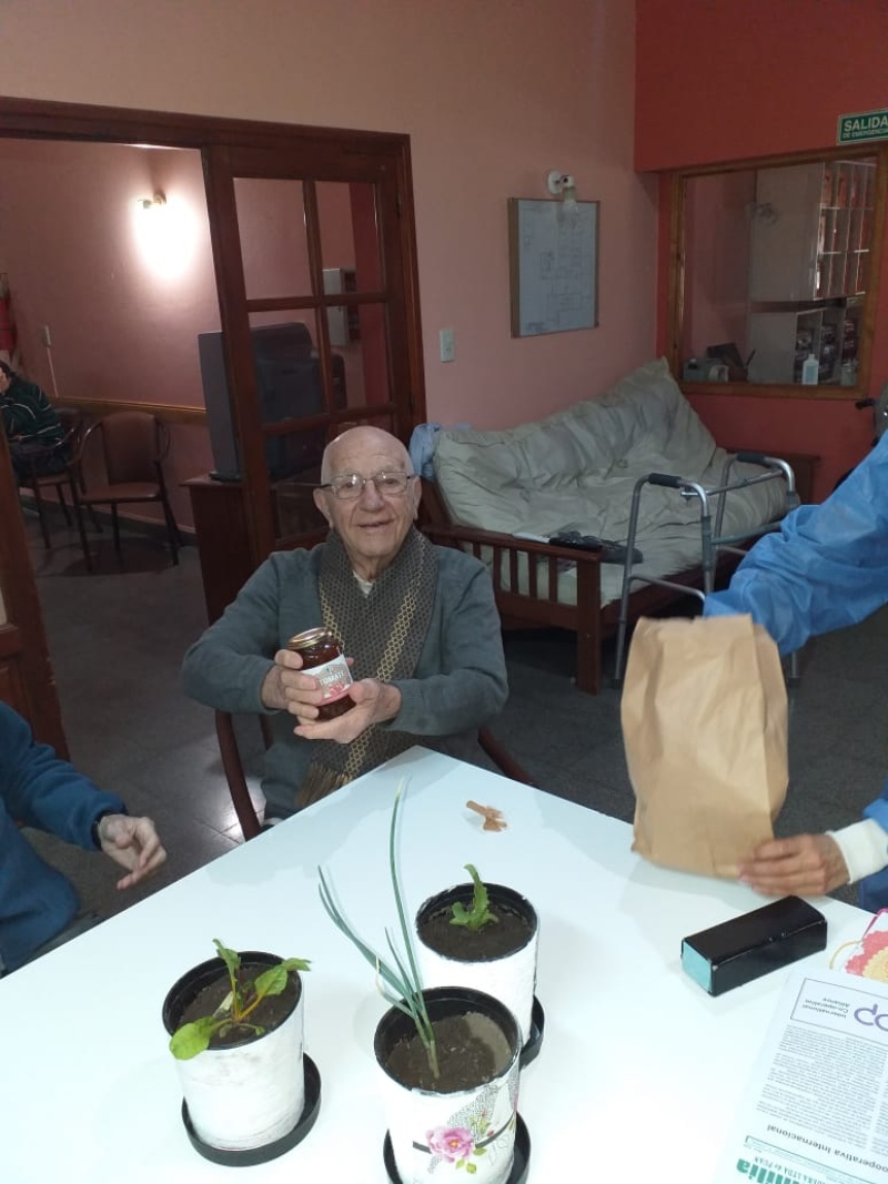 Azopardo: El Hogar de Ancianos recibió productos del Taller Crecer