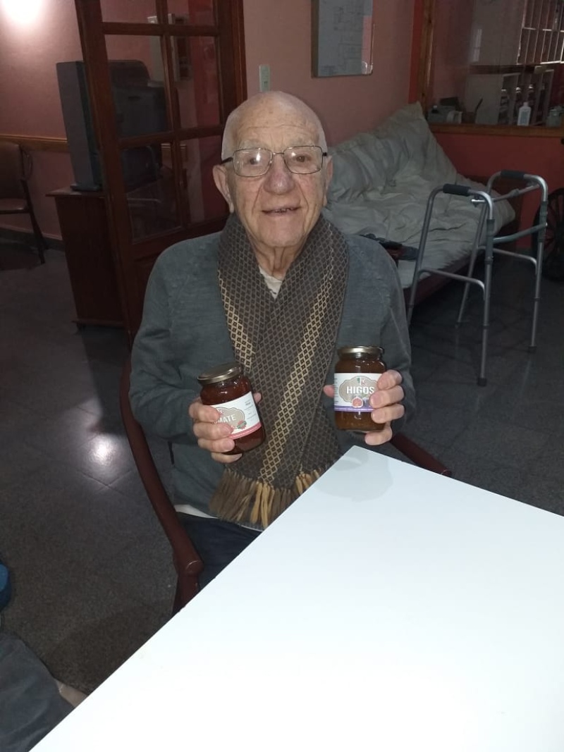 Azopardo: El Hogar de Ancianos recibió productos del Taller Crecer