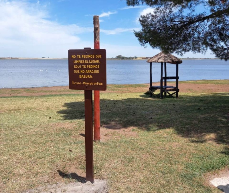 Laguna de Puan: Colocan carteles de "no arrojar basura"