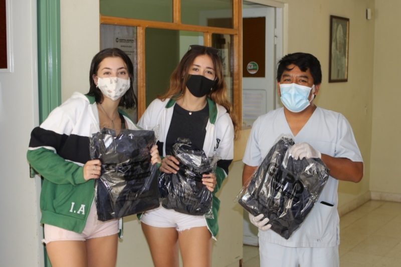 Egresados del Instituto Almafuerte donaron nueve equipos de camisolines al Hospital