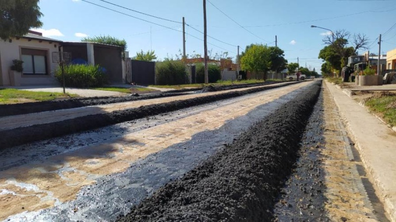 Trabajos de pavimentación y repavimentación en Darregueira