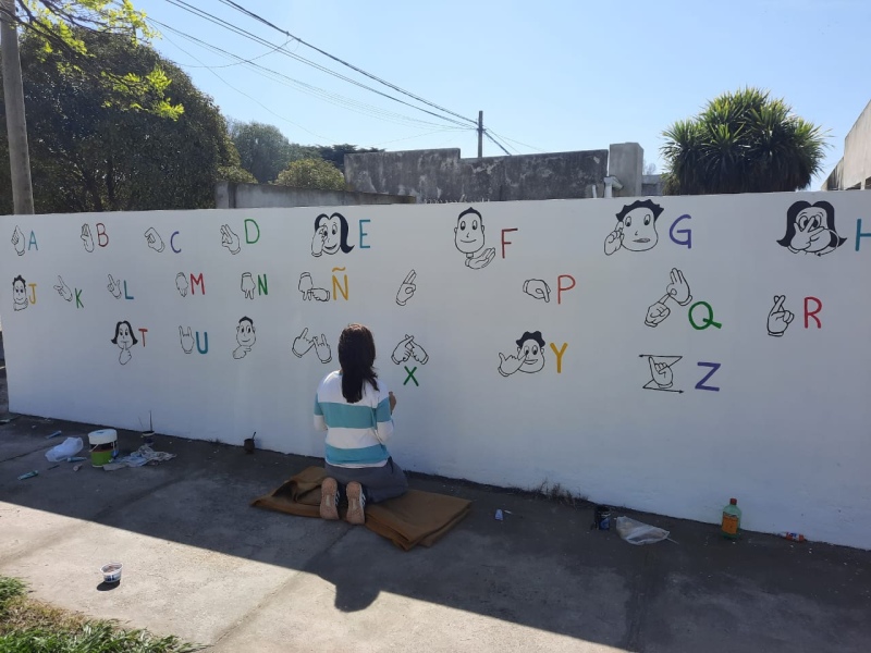 Día Nacional de las Personas Sordas: Pintaron murales en Puan y Darregueira