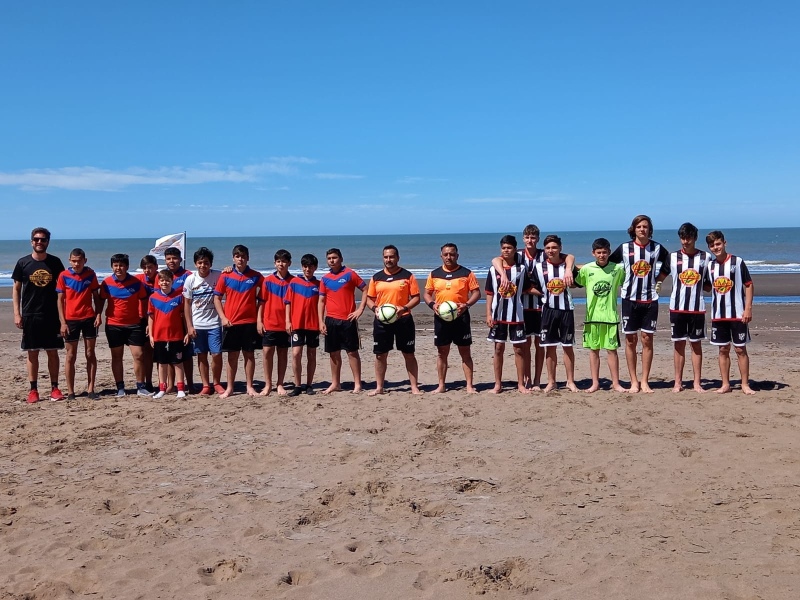 Con una destacada participación: El equipo de Fútbol Playa clasificó a la final