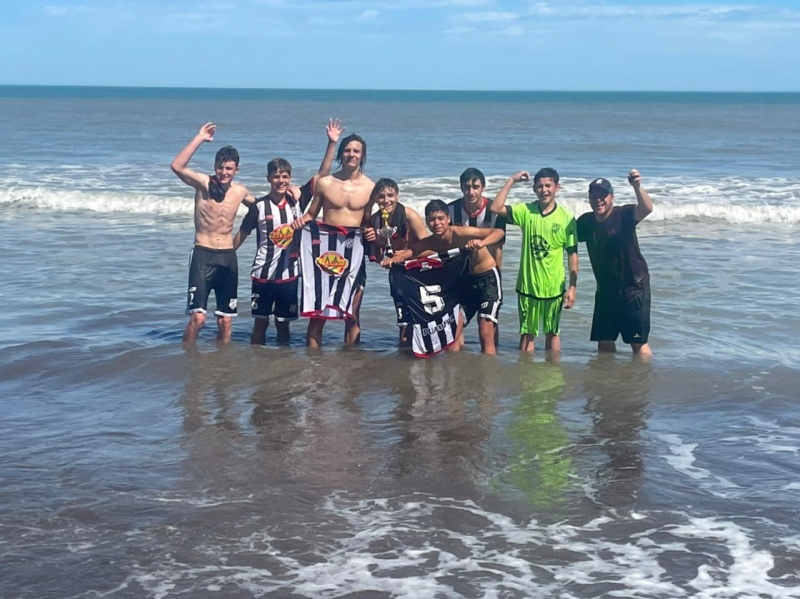 Con una destacada participación: El equipo de Fútbol Playa clasificó a la final