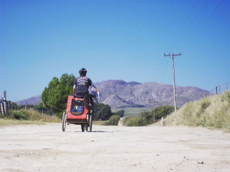 Rodrigo, una bicicleta,  un perro… y mil historias para contar